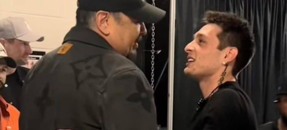 MX- Peso Pluma canta junto a Pepe Aguilar y a éste lo abuchean