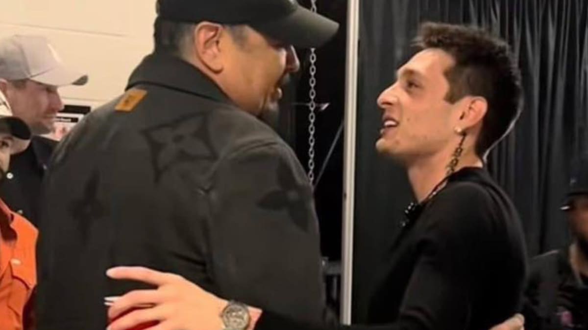 Pepe Aguilar se reconcilia con los corridos tumbados y deja claro su cariño por Peso Pluma al cantar juntos en concierto