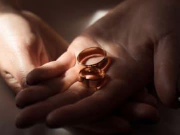 Mujer cancela boda porque su pareja veía pornografía