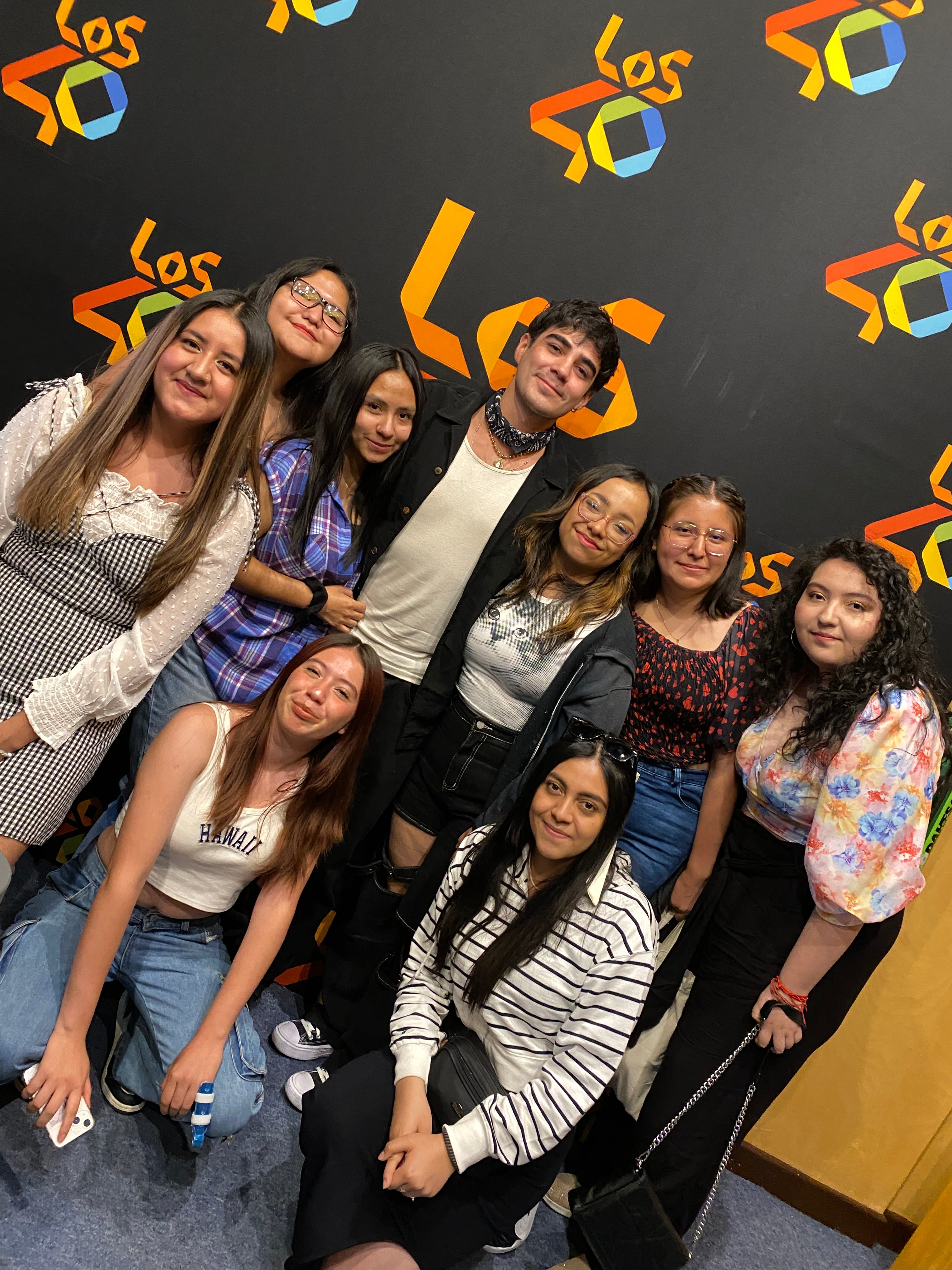 El cantante mexicano, Jos Canela, posando con sus fans en la cabina del Brunch de LOS40 México