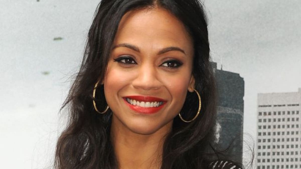 Zoe Saldaña canta “Ya lo sé que tú te vas” en plena conferencia