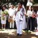 "Boda" masiva de personas con árboles