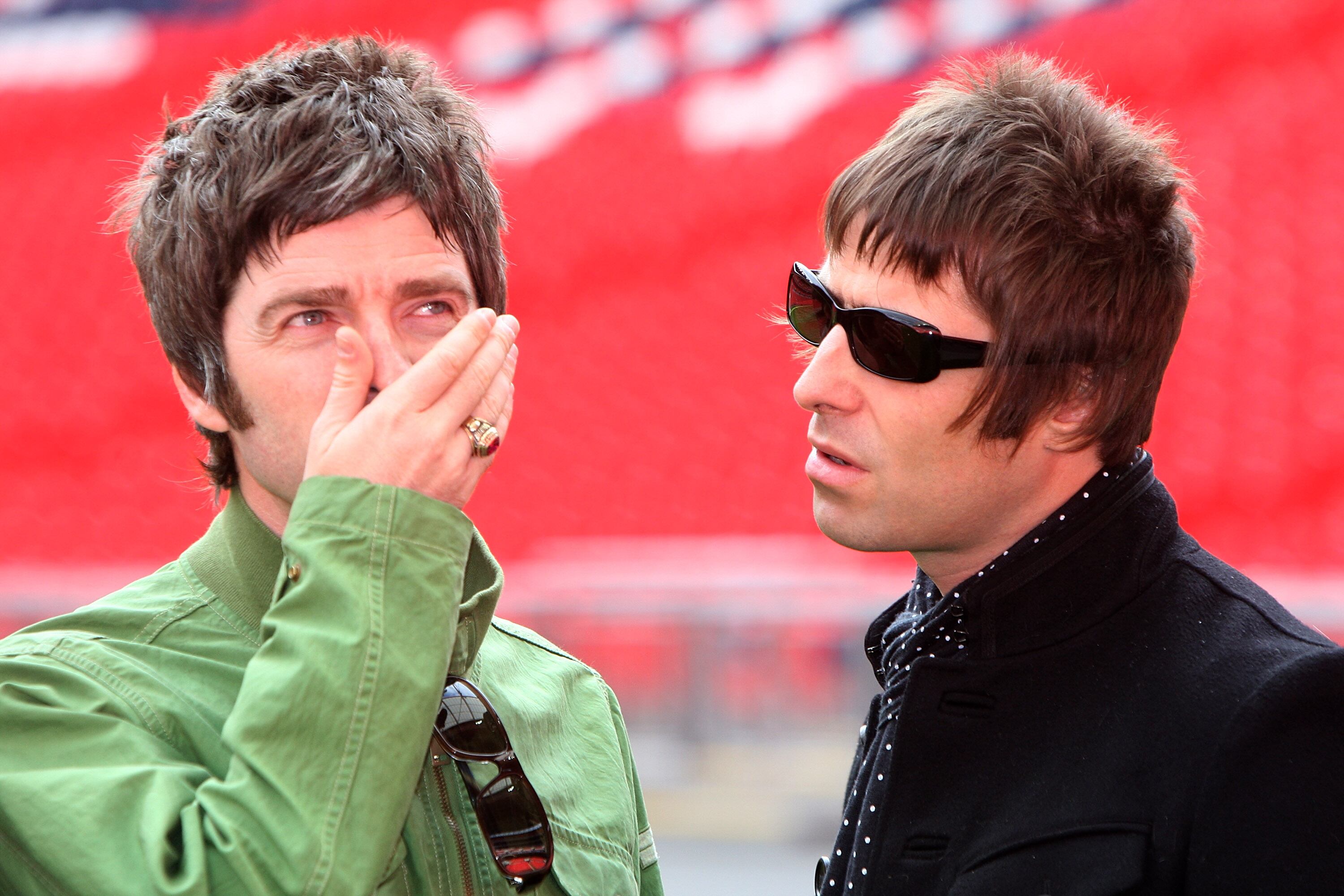 Noel y Liam Gallagher, en una sesión de fotos en Wembley en Londres en octubre de 2008