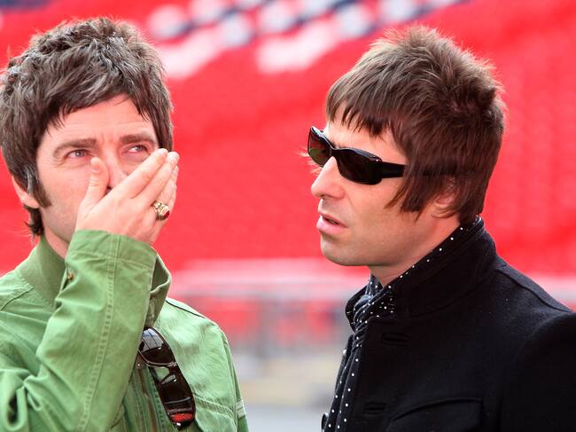 Noel y Liam Gallagher, en una sesión de fotos en Wembley en Londres en octubre de 2008