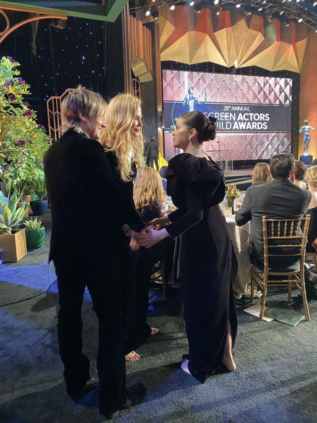 Selena Gomez y Nicole Kidman sin zapatos en los SAG AWARDS 2022